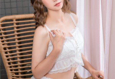 【麻豆app官网版】私密情话录：当柔情低语与欲望交织成一曲午夜恋歌